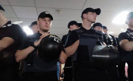 В Киевсовете митинг, мэр Кличко закрыл рот активистке