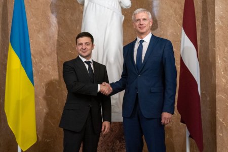 Президент Украины провел встречу с Премьер-министром Латвии
