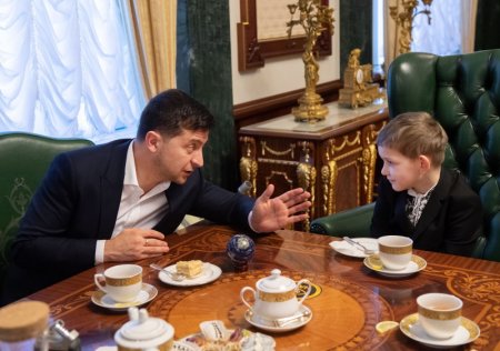 Владимир Зеленский встретился с двумя сиротами, родители которых погибли на Донбассе