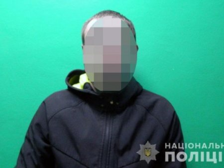 В Киеве преступник прямо на улице ударил человека ножом в грудь