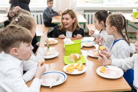 Зеленская ознакомилась с новыми подходами к питанию в школах Киева и области