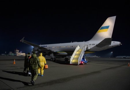 Президентским самолетом эвакуировали 33 украинца, которые не смогли выехать из Австрии