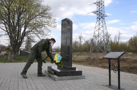  Зеленский почтил память погибших пассажиров автобуса Златоустовка – Донецк