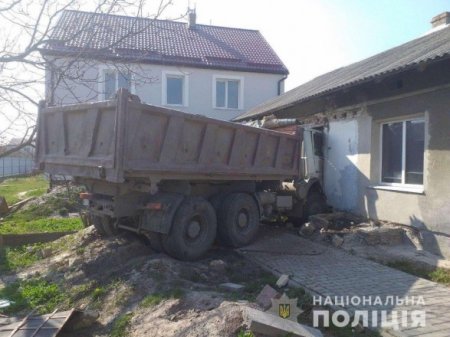 Во Львовской области грузовик въехал в дом: пострадал человек 