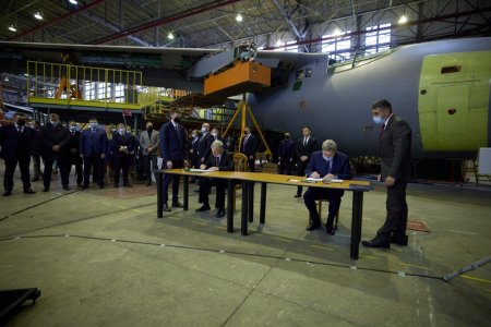 Впервые за годы независимости государство заказывает у госпредприятия "Антонов" три новых самолёта Ан-178