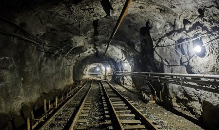 Добыча на государственных шахтах уменьшилась почти вдвое