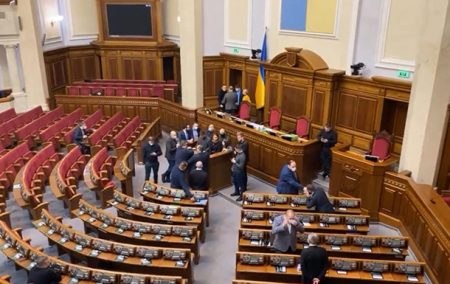 Народные депутаты из ОПЗЖ готовятся к решительным действиям в зале парламента в результате закрытия ряда телеканалов