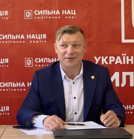 Скандальный политик-альфонс Алексей Паращенко раскручивает новую пассию